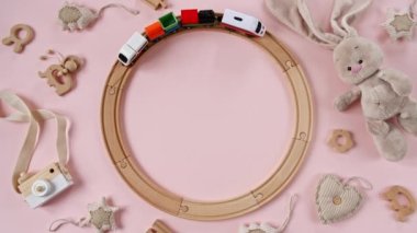 Çocuksu Oyuncak Ahşap Demiryolu. Oyuncak Tren Halka Demiryolu boyunca ilerliyor. Childs Eğitim Oyuncakları. Üst Manzara. Boşluğu Kopyala.