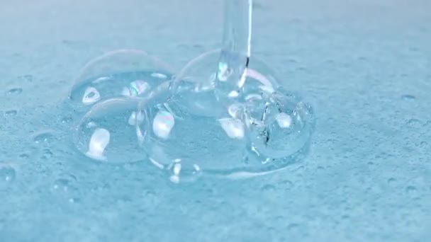 Giet Transparant Blauwe Cosmetische Gel Crème met Molecule Bubbels. Macro neergeschoten. — Stockvideo