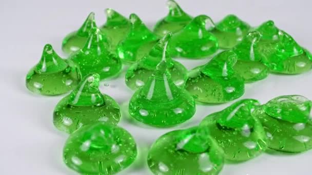 Gotas Transparente Verde Cosmético Gel Fluid Com Bolhas Molecule. Macro Shot — Vídeo de Stock