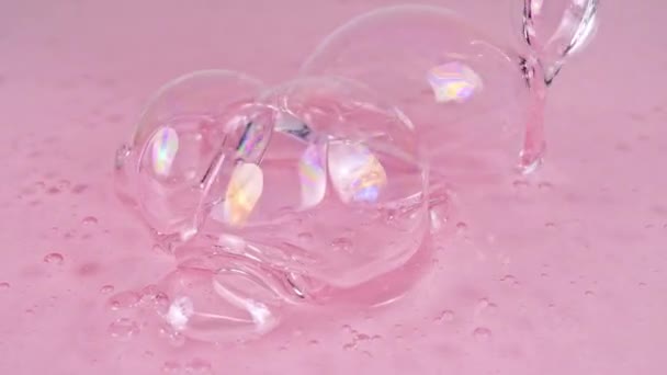 Derramando o creme de gel cosmético vermelho com bolhas de moléculas. Cosméticos orgânicos, medicina. Macro Shot — Vídeo de Stock