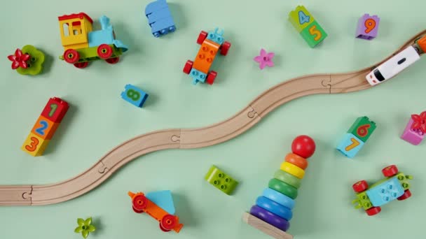 Kinderspeelgoed Houten Spoorweg. Childs treinritten op de spoorlijn. Kinderkamer Speelkamer. Bovenaanzicht. Kopieer ruimte.. — Stockvideo