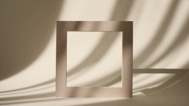 Geometry Frame for Show Product Display on Beige Background in the Rays of Light and Shadows (англійською). Розробляти сцени для презентації продуктів, рекламувати. Виставкова стійка, валіза. — стокове відео