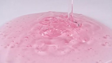 Molekül köpüklü Kırmızı Kozmetik Jel Kremi dökülüyor. Organik kozmetik, ilaç. Makro Vuruş