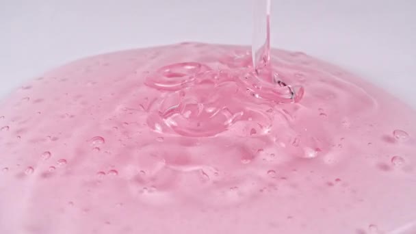 Verser la crème de gel cosmétique rouge avec des bulles de molécules. Cosmétiques biologiques, médicaments. Macro Shot — Video