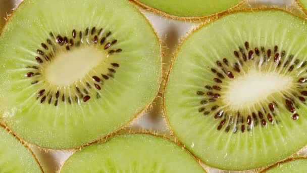 Slow Motion Kiwi Meyve Dilimleri Dönüyor. Kivi Meyve Şablonu. Sağlıklı gıda geçmişi. Makro Vuruş. — Stok video