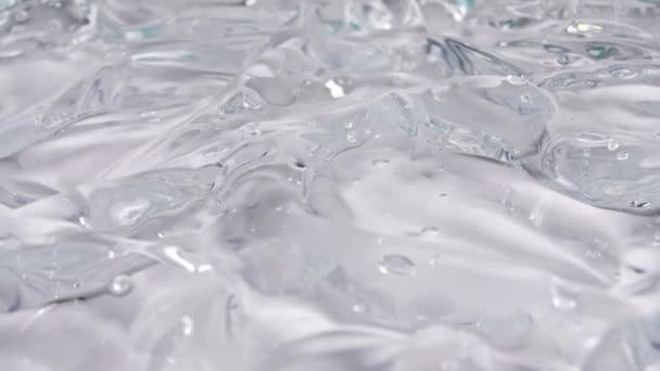 Macro Tiro de bolhas de ar em gel líquido cosmético transparente Creme. Textura fluida com bolhas. Movimento lento — Vídeo de Stock