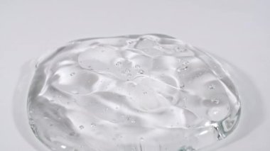 Molekül köpüklü Şeffaf Kozmetik Jel Kremi dökülüyor. Organik kozmetik, ilaç. Makro Vuruş