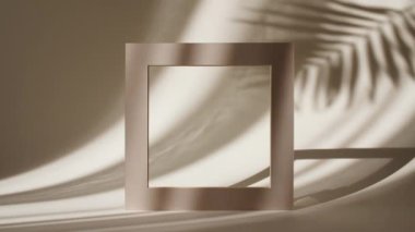 Şov Ürünleri için Geometri Çerçevesi Pastel Bej Arkaplanda Sabah Işıkları ve Palm Leaves Gölgeleri. Soyut Minimum Örnek Ürün Sunumu Sahnesi. Sahne Yayası