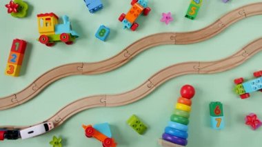 Çocuksu Oyuncak Ahşap Demiryolu. Childs Demiryolu 'nda Tren Yolculuğu. Çocuk odası oyun odası. Üst Manzara. Boşluğu Kopyala.
