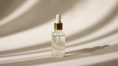 Sabah Işıkları ve Gölgeler 'de Bej Arkaplanda Cilt Bakımı Kozmetik Yağı Şişesi. Deri ve Vücut Bakımı. Cilt Kozmetiği Konsepti, Spa.