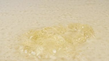 Yavaş Çekim: Yağlı Sıvı Sarı Altın Renk. Krem jel, köpüklü kozmetik doku. Makro Vuruş.