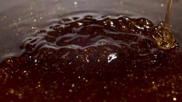Se toarnă crema de gel cosmetic brun cu bule moleculare. Cosmetice organice, medicamente. Macro Shot — Videoclip de stoc