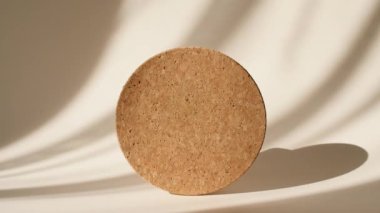 Gösteri Ürünleri için Geometri Yuvarlak Çerçevesi Işık ve Gölgeler Işığında Bej Arkaplan Görünümü. Ürün Sunumu için Sahne Hazırla, Reklamcılık. Sergi Standı, Vitrin.