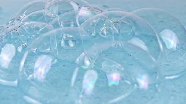 Transparente blaue Kosmetikgel-Creme mit Molekülblasen. Ansicht von oben. Makroschock — Stockvideo