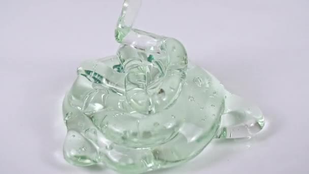 Verter la crema de gel cosmético verde con burbujas moleculares. Cosmética ecológica, medicina. Macro Shot — Vídeo de stock