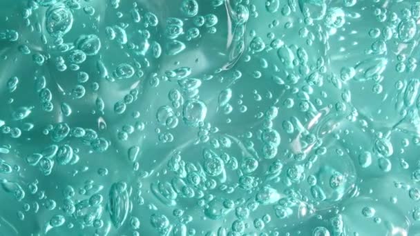 透明化粧品液体ジェルクリームの気泡のマクロショット。泡と青化粧品流体テクスチャ。スローモーション — ストック動画
