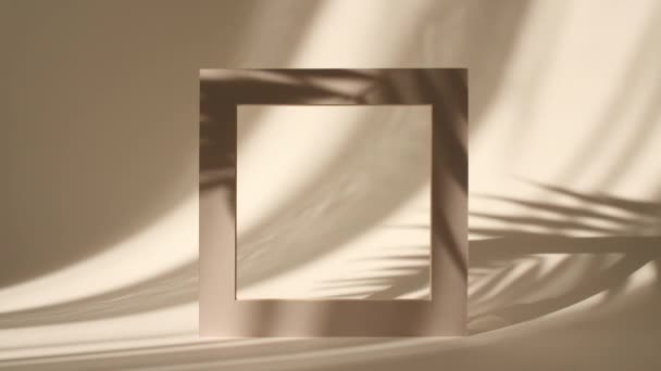 Telaio geometrico per esposizione di prodotti su sfondo beige pastello nei raggi di luce mattutini e nelle ombre delle foglie delle palme. Scena di finzione minimale astratta per la presentazione del prodotto. Piedistallo stadio — Video Stock