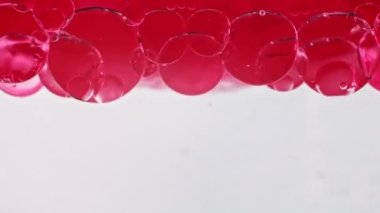 Sudaki çeşitli hava kabarcıklarının Macro Shot 'u açık beyaz arka planda yükseliyor. Baloncuklu sıvı krem şeffaf kozmetik doku örneği. Temiz ve Saflık kavramı. Yüksek kalite FullHD