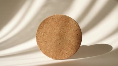 Gösteri Ürünleri için Geometri Çerçevesi Pastel Bej Arkaplanda Sabah Işıkları ve Gölgeler. Soyut Minimum Örnek Ürün Sunumu Sahnesi. Sahne Yaya veya Platformu.