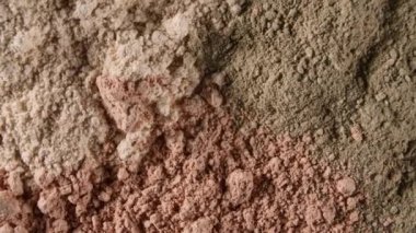 Clay Powder 'dan yapılmış Kuru Maskenin Hareketi, Dönüşümlü Kozmetik Doku. Kaplama, karalama geçmişi. Macro Shot. Üst Manzara. 4K 