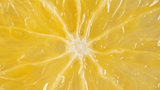 Makro záběr na plátky pomerančového ovoce a rotace. Closeup Fresh Citrus Orange. Zdravé potraviny pozadí. Pomalý pohyb. — Stock video