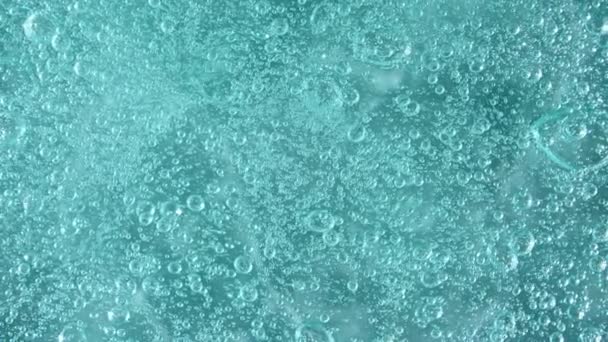 分子バブルと透明ブルー化粧品ジェルクリーム.最上階だ。マクロショット — ストック動画