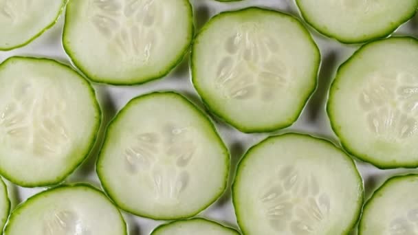 Slow Motion Cucumbers Skivor Roterande. Gurkmönster. Hälsosam mat bakgrund. Makroskott. — Stockvideo