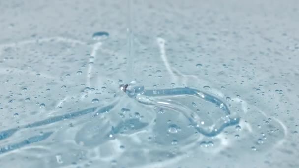 Verser la crème cosmétique bleue transparente de gel avec des bulles de molécule. Macro Shot — Video