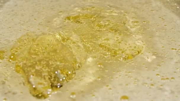 Gocce la crema gel cosmetico giallo con bolle molecolari. Cosmetici biologici, medicina. Macro Shot — Video Stock