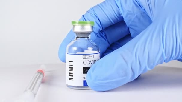 Araştırma Ellerinde COVID-19 Aşısı, Doktor Coronavirus Tedavisi için Şırınga ve Şişe Aşısını Yerleştirdi. — Stok video