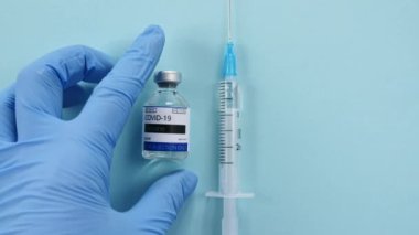 COVID-19 Aşısı Araştırma Ellerinde, Doktor Coronavirus Tedavisi için Aşıyla Masa Şişe Hrom 'u aldı. 
