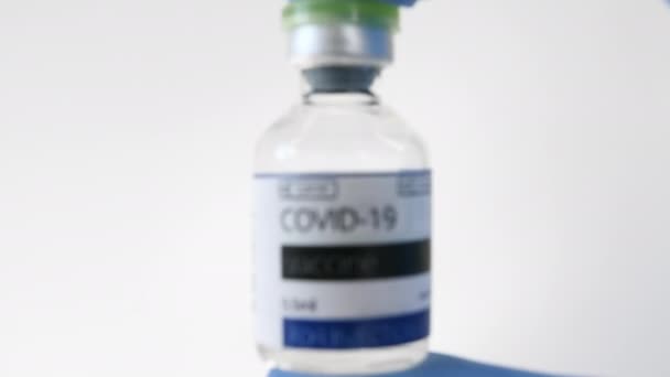 COVID-19 Szczepionka w rękach badacza, lekarz bierze ampułkę w ręce ze szczepionką na leczenie koronawirusów. Opracowywanie nowych leków, szczepienia. Zapobieganie grypie. — Wideo stockowe