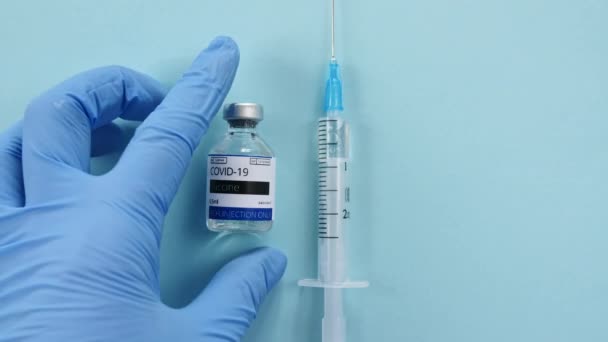 COVID-19 Vaccin in de handen van de onderzoeker, Doctor neemt Hrom de Tafelfles met vaccin voor Coronavirus Cure. — Stockvideo