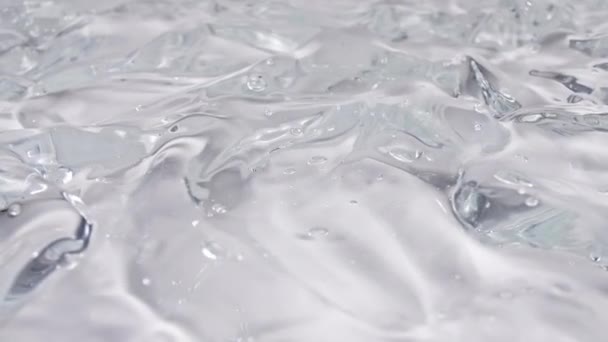 Макрознімок повітряних бульбашок у прозорому косметичному рідкому гелевому кремі. Текстура рідини з бульбашками. Повільний рух — стокове відео