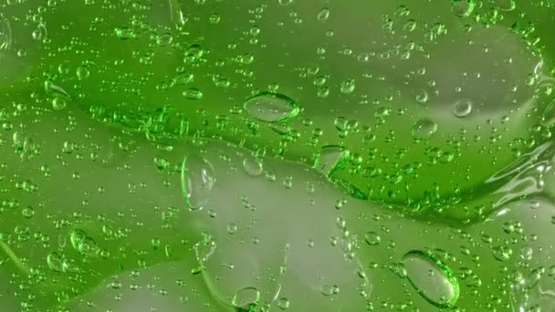 Crème cosmétique verte transparente au gel avec bulles de molécules. Vue de dessus. Macro Shot — Video
