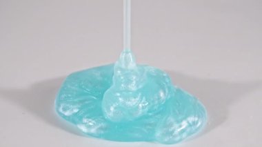 Molekül köpüklü Şeffaf Mavi Kozmetik Jel Kremi dökülüyor. Makro Vuruş