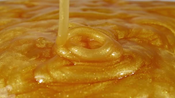 Slow Motion Shot of Pouring Oil Liquid Yellow Golden Hue (em inglês). Produção de Cosméticos e Óleos Naturais. Óleo feito a partir de ingredientes naturais. Macro Shot. — Vídeo de Stock
