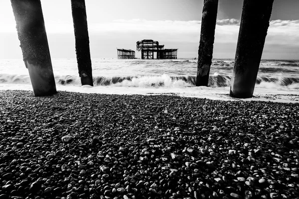 Monokrom havet pelare — Stockfoto