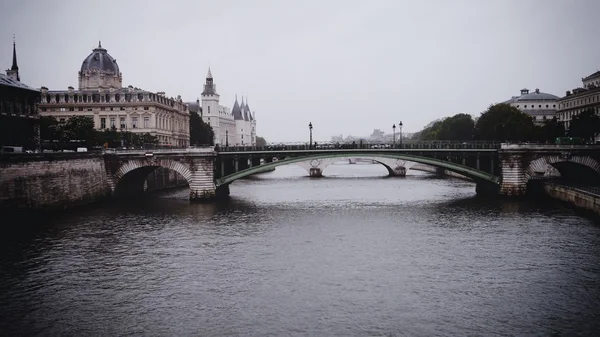 Bewolkte Parijs rivier — Stockfoto