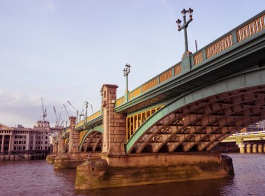 Southwark Köprüsü altında