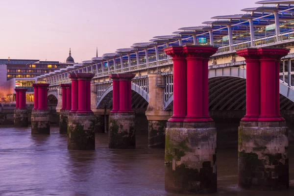 Blackfriars purple pillars — Stock Photo, Image