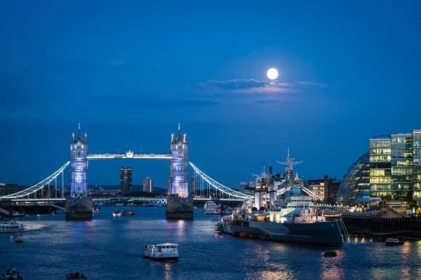 Luna blu su Londra — Foto Stock