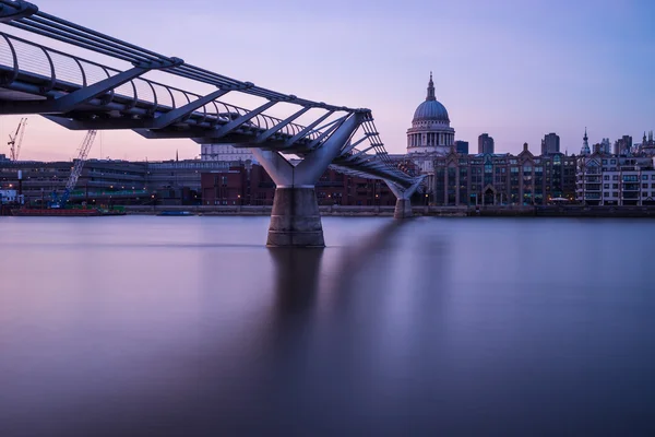 Millennium bridge in pink — Stock Photo, Image