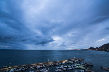 Alicante bulutlu liman