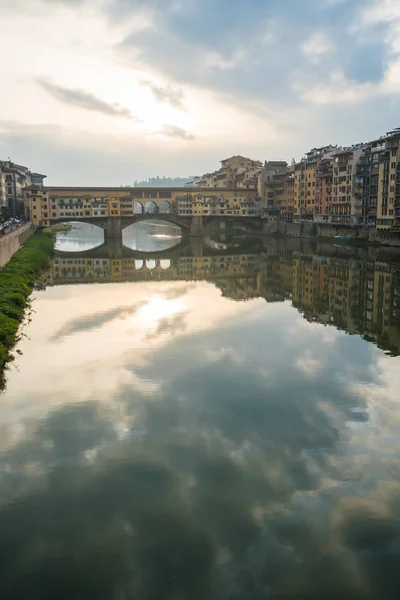 Bewolkt rivier Florence — Stockfoto