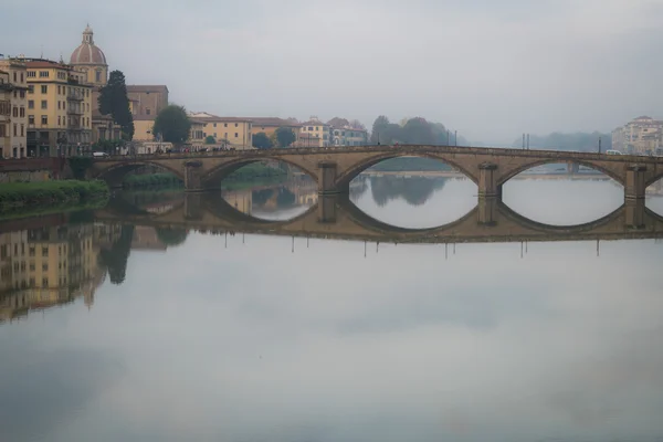 Mlhavé Florence řeka — Stock fotografie