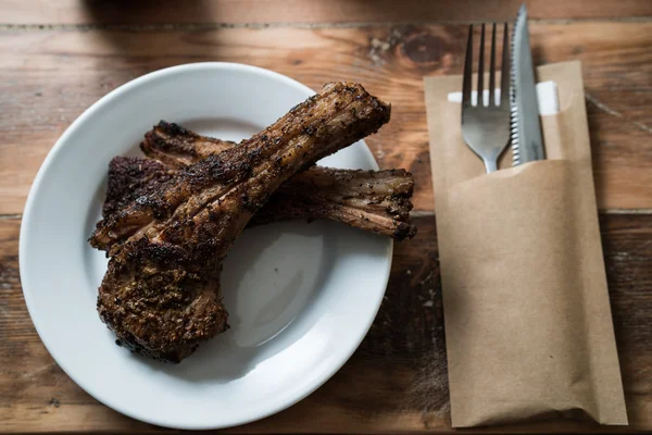 Yakın kuzu pirzolası