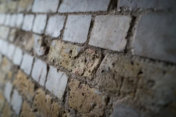 Eğimli tuğla duvar