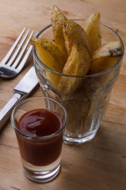 Fincan sıcak kızarmış patates dilimleri vejetaryen aperatif yiyecek  