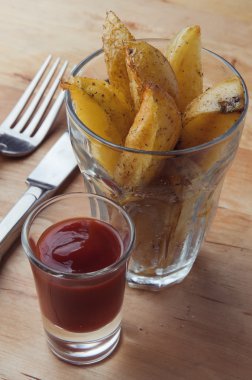 Fincan sıcak kızarmış patates dilimleri vejetaryen aperatif yiyecek  